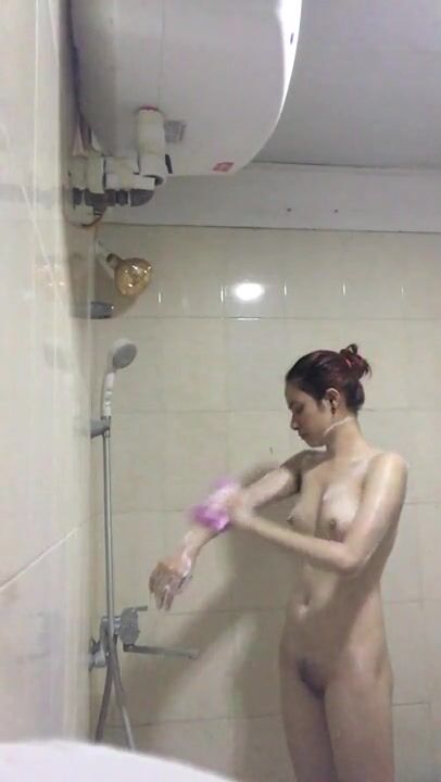 Quay lén chị dâu tắm nhìn ngon